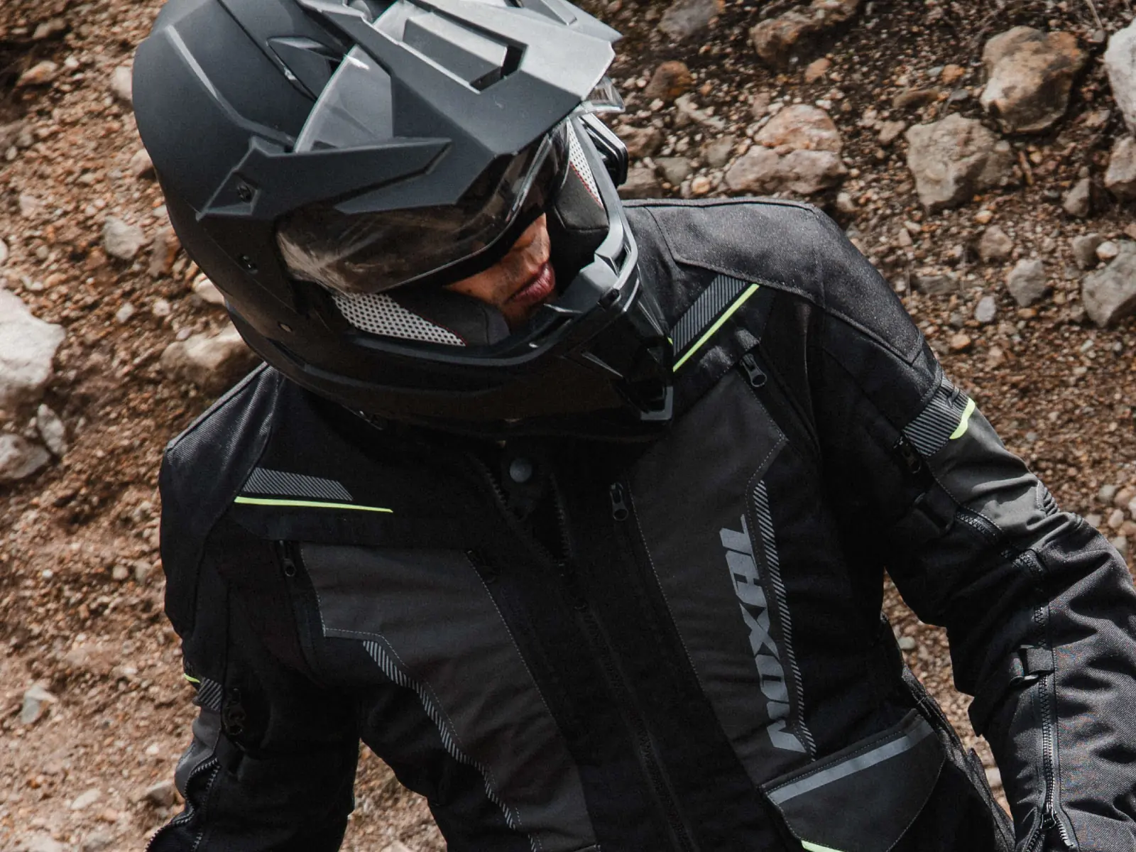 Accesorios MOXAL para motociclistas — cascos, chaquetas, guantes y protección